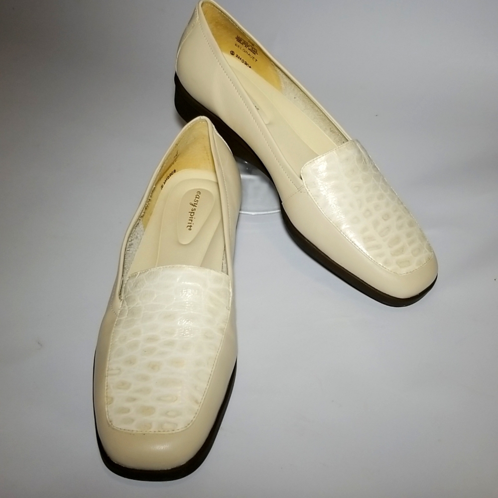 Crocodile Print Cream Leather Loafers.